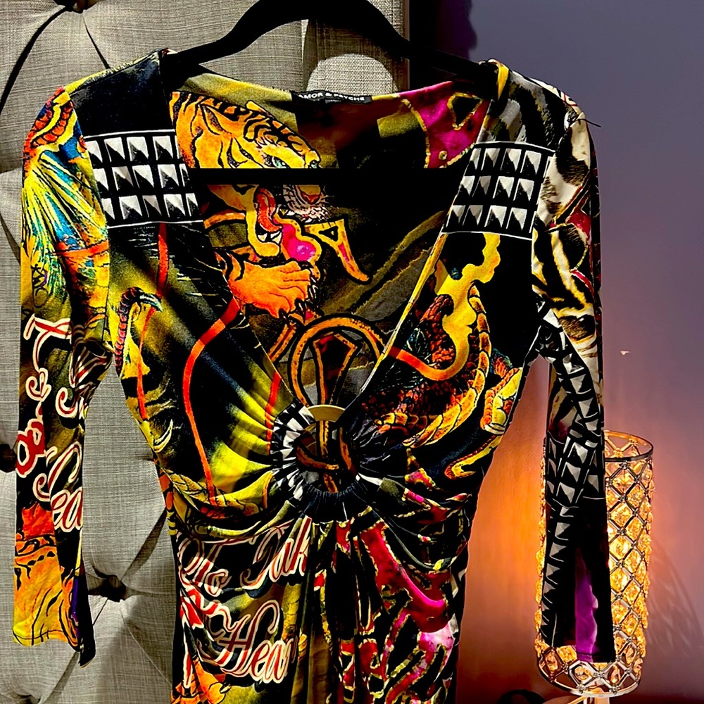 This feminine print dress, Long sleeves, Length above the knee.